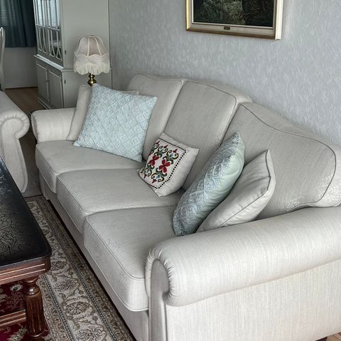 2- og 3-seter beige sofa selges