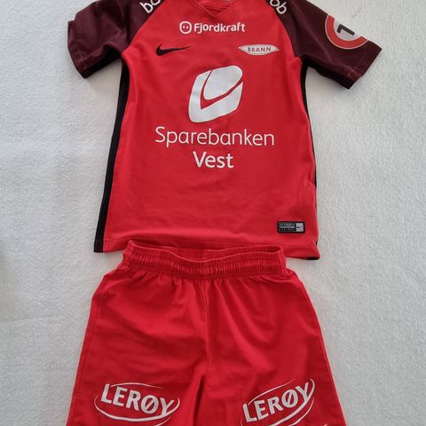 Branndrakt med shorts, str 128-137 cm, 8-10 år