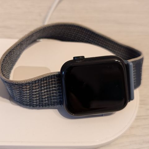Apple watch SE 44mm med trådløs lader