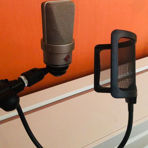 Mikrofon Neumann TLM 103 + popfilter selges . Nesten ikke brukt.