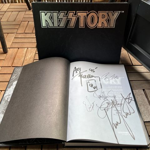 KISSTORY m/ 6 autografer - bok om-/med Kiss