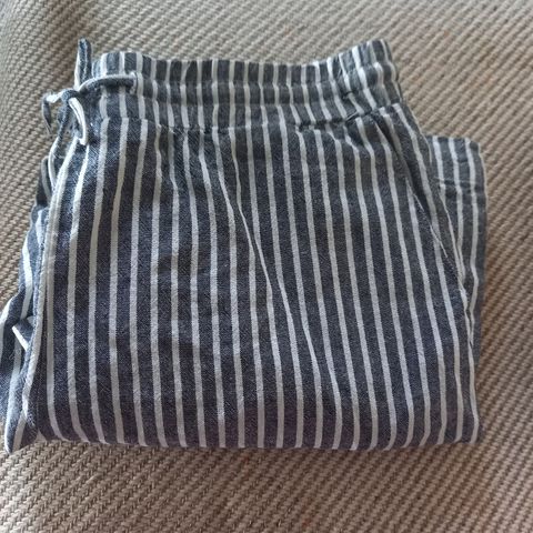 Ny grå og hvit stripete lin bukse fra Freequent. Str L
