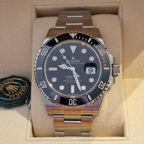 Reservert. Helt ny, og ubrukt Rolex Submariner m dato. Plast på. Papirer. Juli24