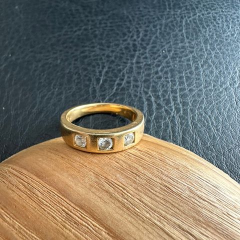 Guld ring med 3stenar