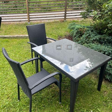 Spisebord med to stoler