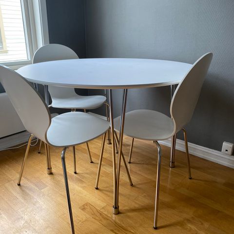 Spisebord og 3 stoler