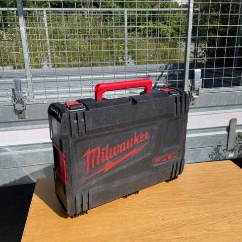 MILWAUKEE M18 FBJS-XO 18V stikk sag, 2 x 5ap batterier, lader, koffert, + blader