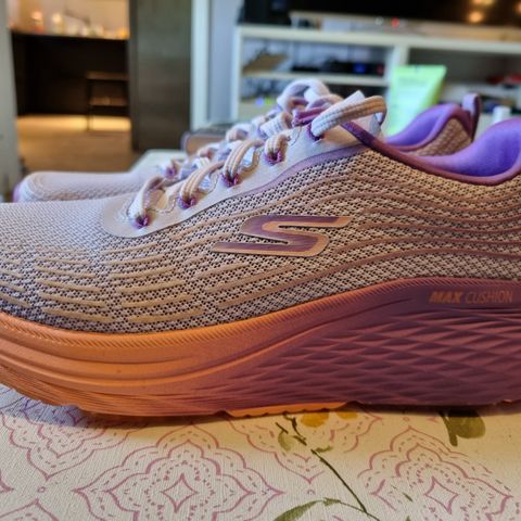 Skechers Max Cushioning Elite