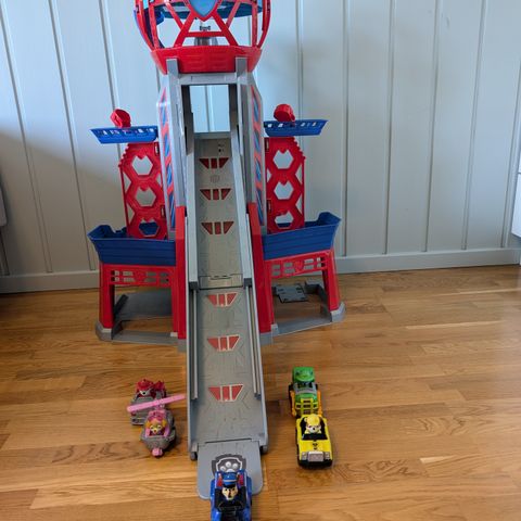 Paw Patrol tårn (hovedkvarteret) med valper.