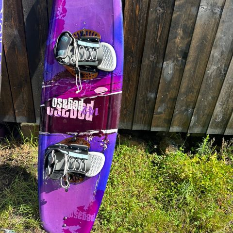 Pent brukt wakeboard lengde 162 cm og bredde 43 cm