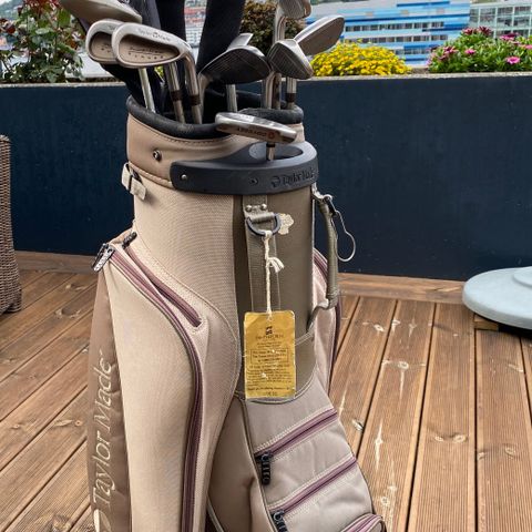 TAYLOR MADE GOLFSETT FOR DAMER m/ bag pluss reisebag.