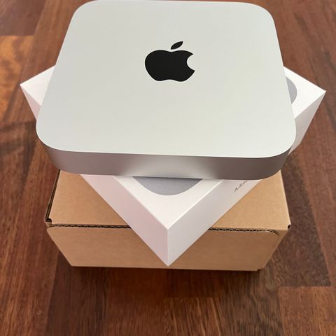 Strøken Mac Mini M2 i original emballasje.