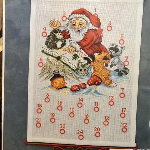 Ny, vakker og komplett broderi pakke/ jule kalender. 32x43cm