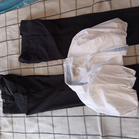 2 stk fine bukser, 1 hvit skjorte 134-140