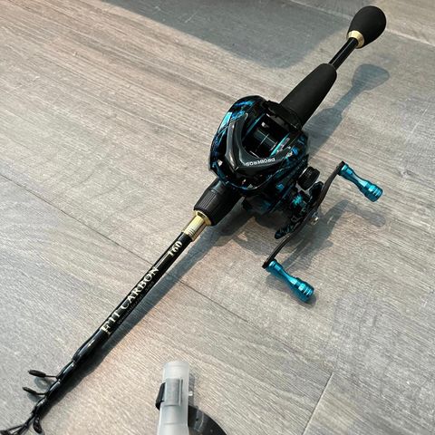 Baitcast multiplikatorsnelle og stang