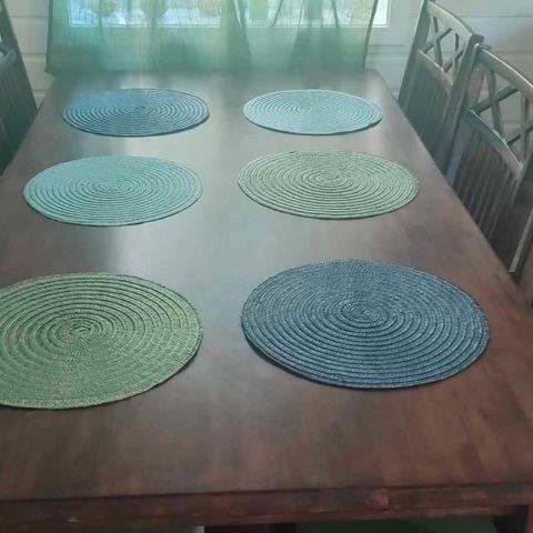 Rustikk, håndmalt bord med seks stoler