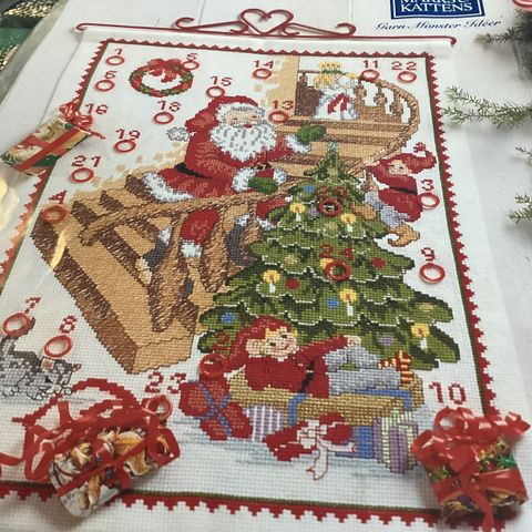 Ny, vakker og komplett broderi pakke/ jule kalender. 34x46cm