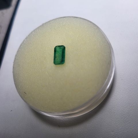 Natural Smaragd/ Emerald fra Brasil som har cca 0.75 CT