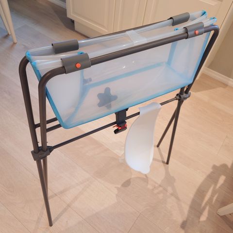 Stokke Flexi Bath med stativ, nyfødtinnlegg og slange