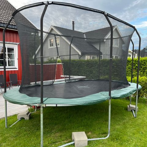 Oval trampoline