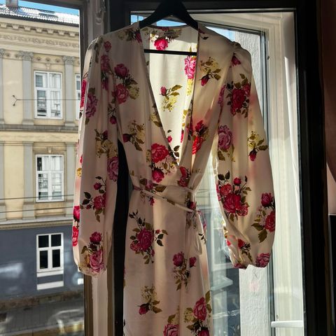 Wrapdress hvit med blomster