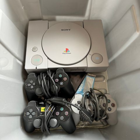 Playstation 1 med 3 kontroller og 2 spill