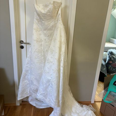Brudekjole med slør og underkjole, brudepike kjole selges.