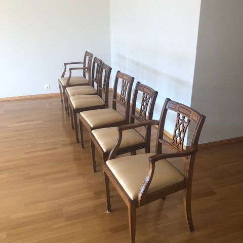 8 Dining chairs of high quality in solid mahogony,, approximately 50 years old.