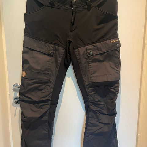 Fjällräven keb busker, str. 38, svart. Regular, mid-waist fit