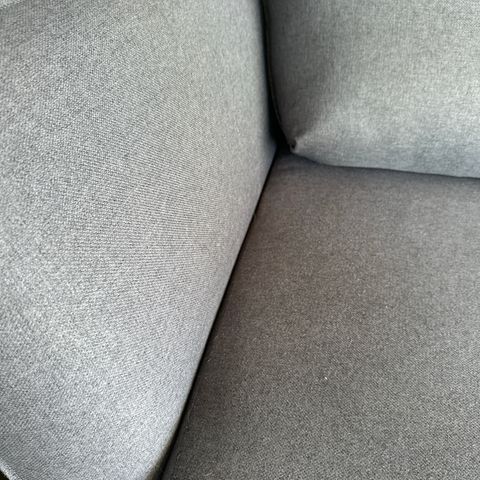 3 setters sofa i fin grå farge selges pga flytting