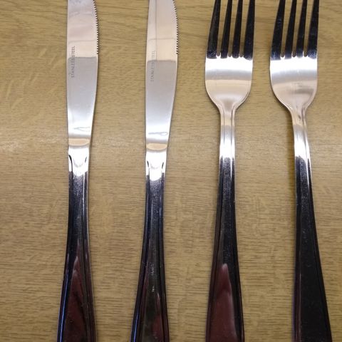 Bestikk deler. 2 stk kniver + 2 stk gaffler