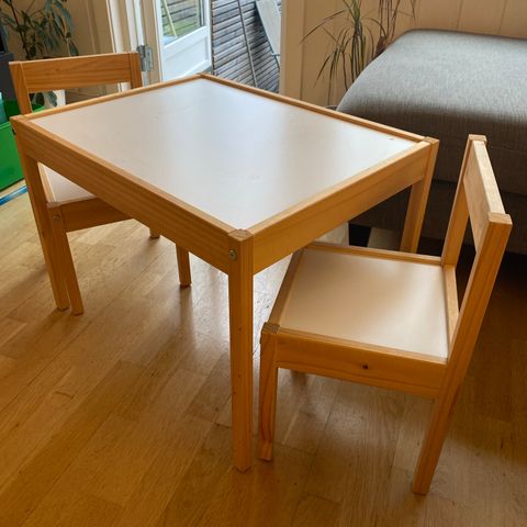 Lätt Ikea barnebord med to stoler - Reservert