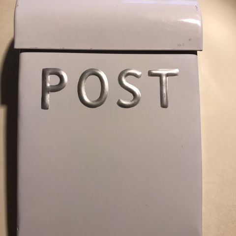 Ubrukt hvit liten postkasse