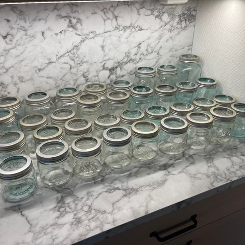 35 norgesglass i ulike størrelser selges samlet pga. flytting.