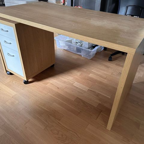 Flott IKEA Skrivebord med skuffeseksjon