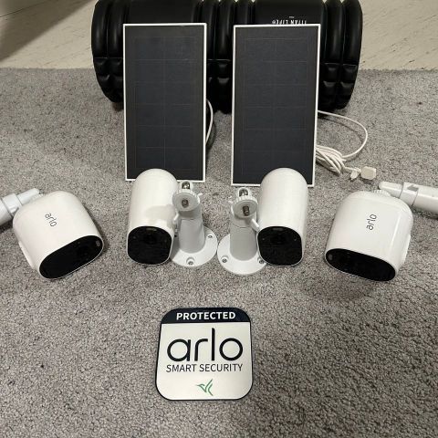 4 Arlo Essential Spotlight trådløst overvåkingskamera + 2 solpanel lader