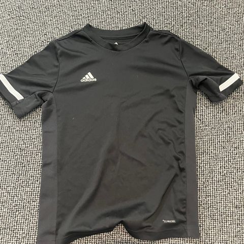 Svart Adidas trenings t skjorte