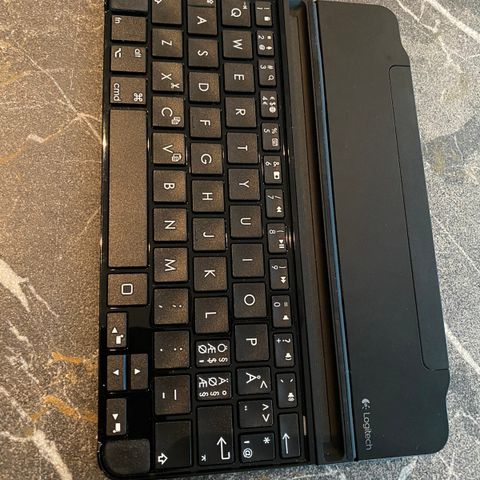 Ubrukt Logitech UltraThin Keyboard Cover