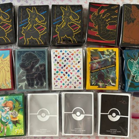 Pokemon ETB sleeves selges