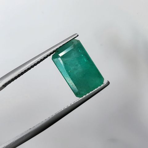 Stor Natural Smaragd/ Emerald som har cca 4.6 CT