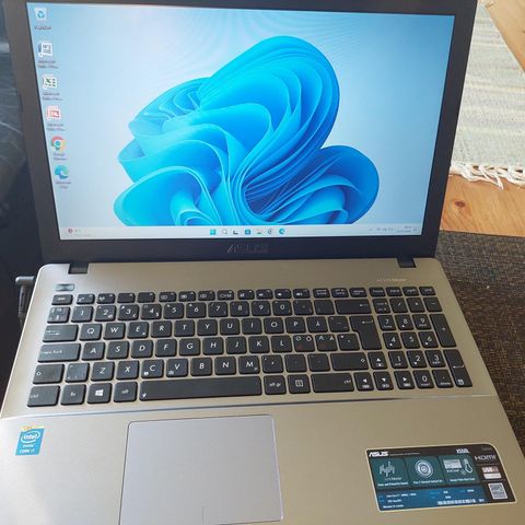 Asus X550LA, 15.6", i7, Win 11 Home, 8  GB Ram, 256 GB SSD, Office 2007, DVD