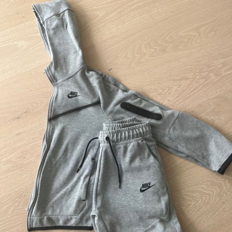 Nike tech fleece junior, str. L (147-158)