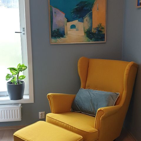 IKEA STRANDMON stol og fotskammel, Skiftebo gul
