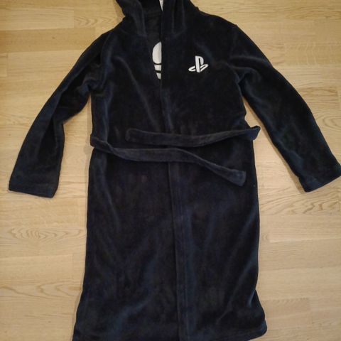 Morgenkåpe Playstation i fleece fra H&M, strl. 146/152, selges til kr. 30