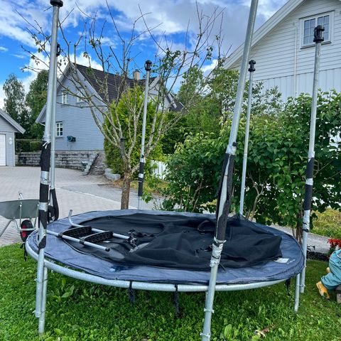 Trampoline gis bort mot henting