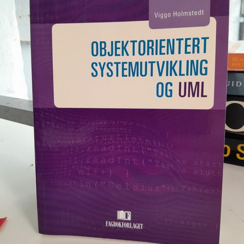 Objektorientert systemutvikling og UML (Heftet) Viggo Holmstedt  ,