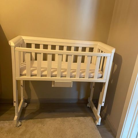 Troll bedside crib