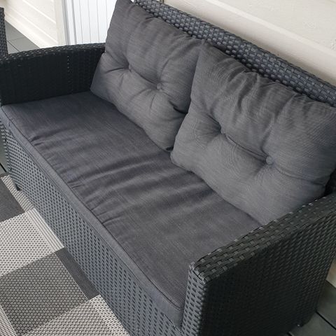 2-seter sofa i sort kunstrotting