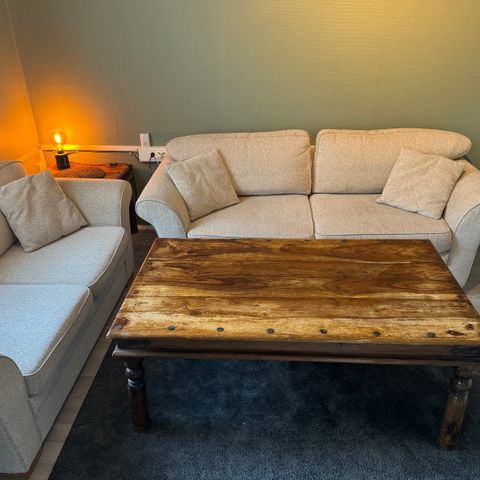 Sofa og bord
