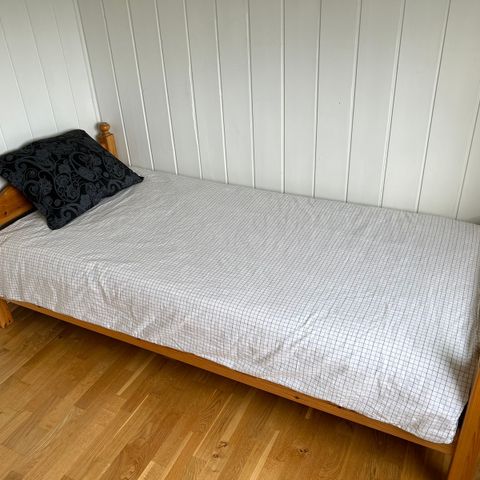 komfortabel seng, som har blitt brukt som gjesteseng.
